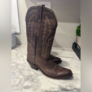 Old West real leather snip toe cowgirl boots. Size 7.5.